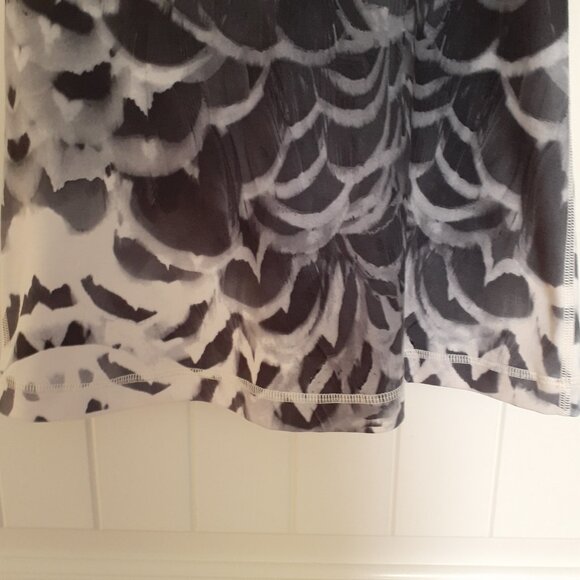 Lululemon Dance To Yoga Tank in Pretty Plume Angel Wing Black / Black Size 8 - Picture 6 of 13